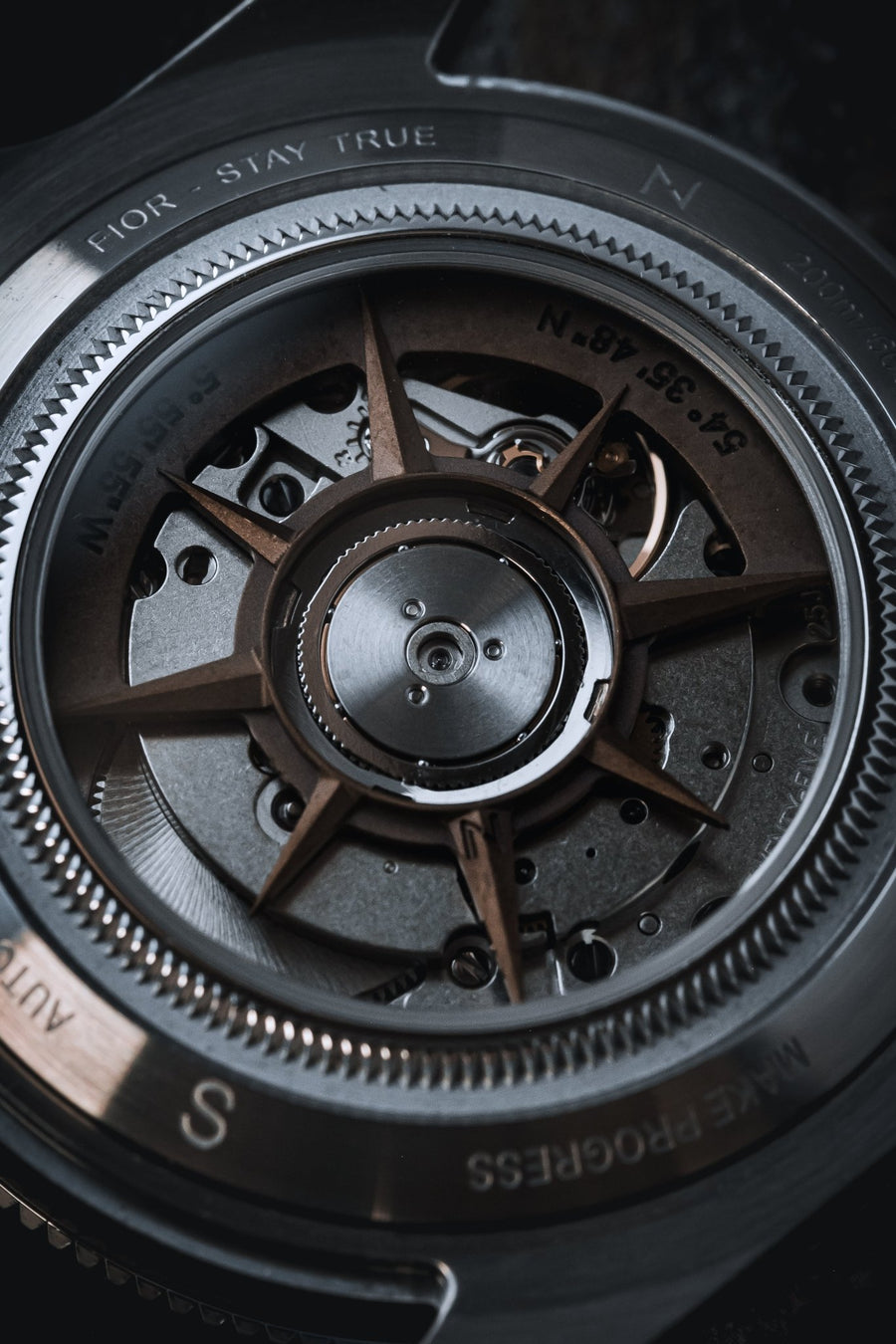 Fíor 555 - GMT Watch (41mm) - Crimson Dawn