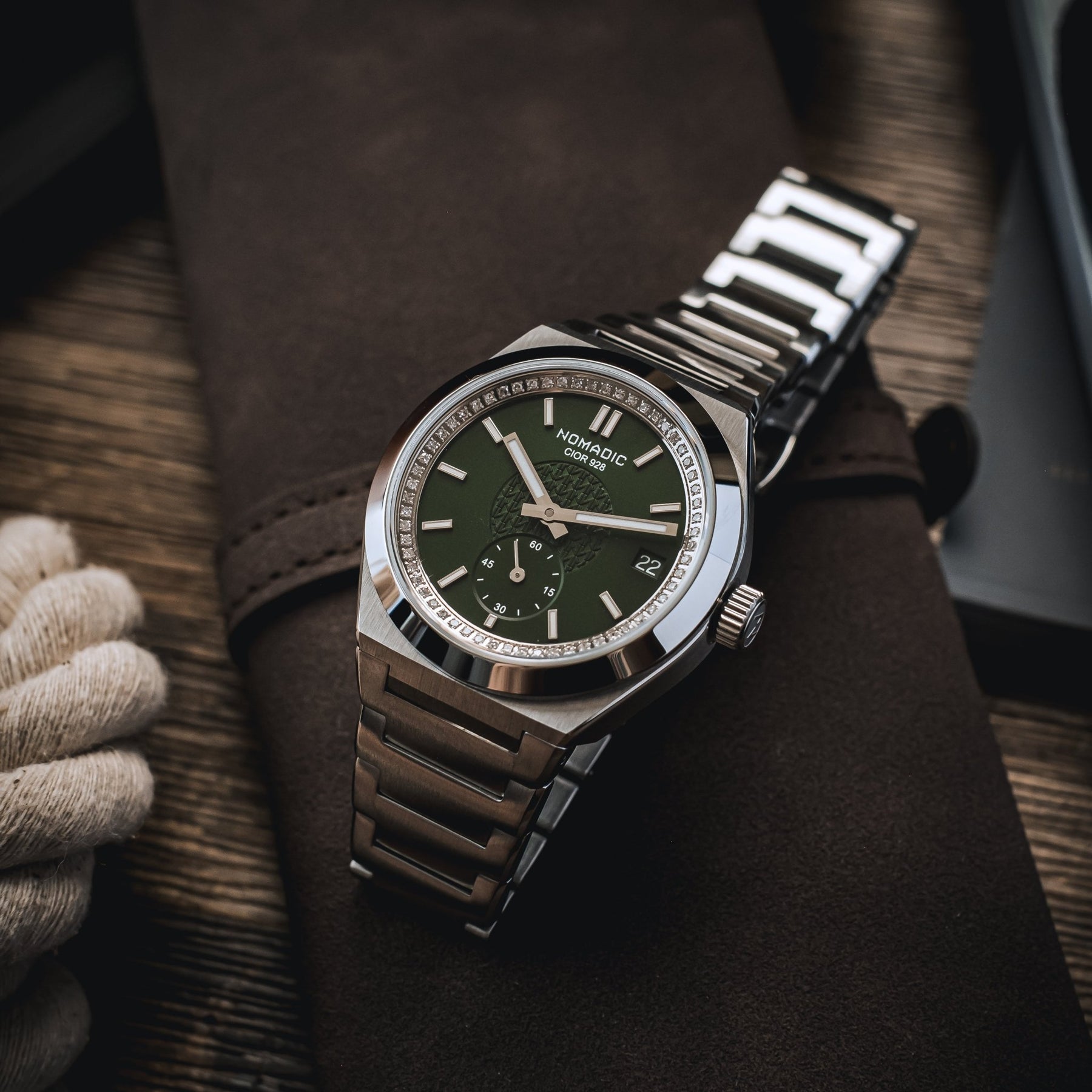 Cíor 928 - Emerald Abyss with Diamonds - Luxury Sports Watch (36mm)