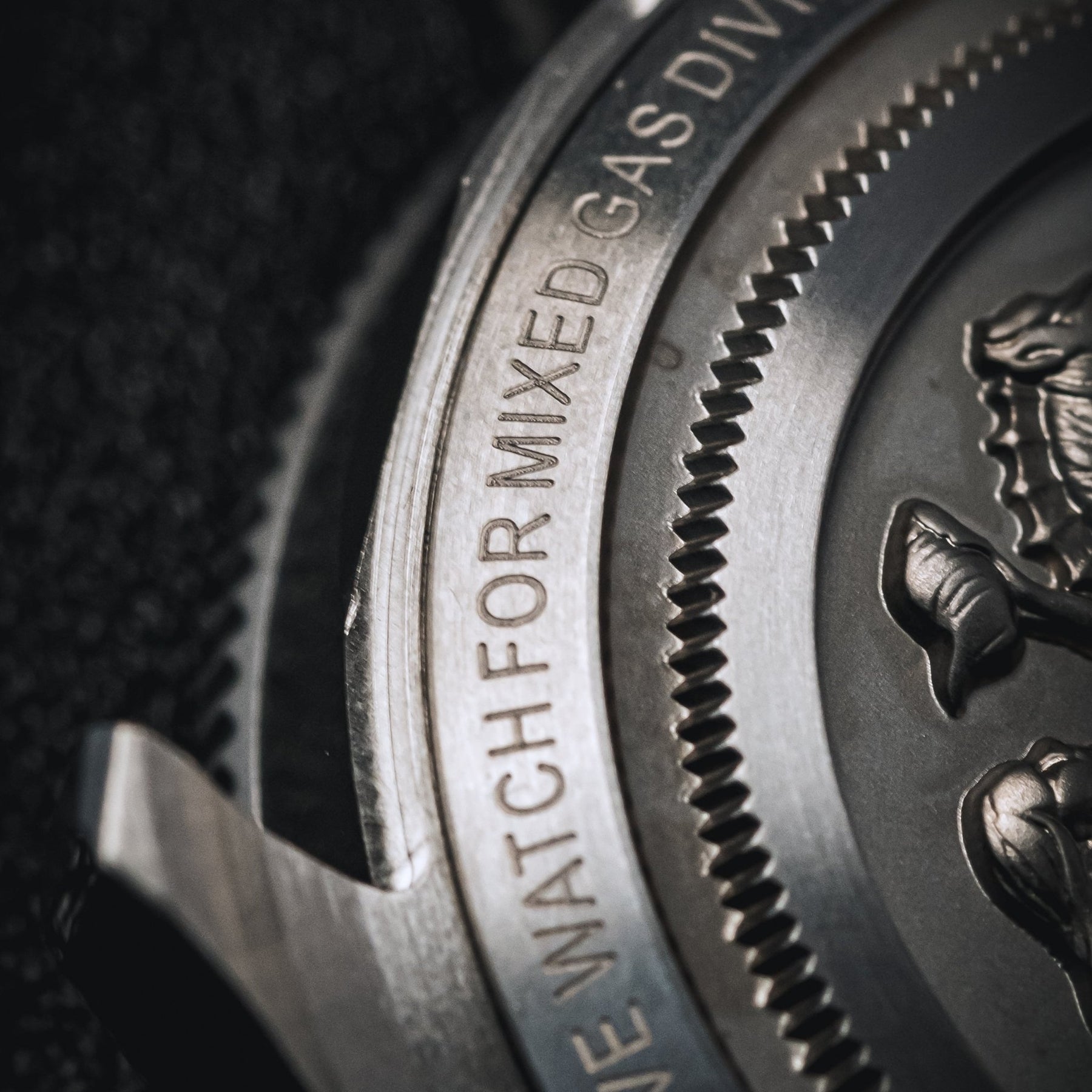 Brú 750 - 42mm Ti5 Deep Dive - Pitch Black