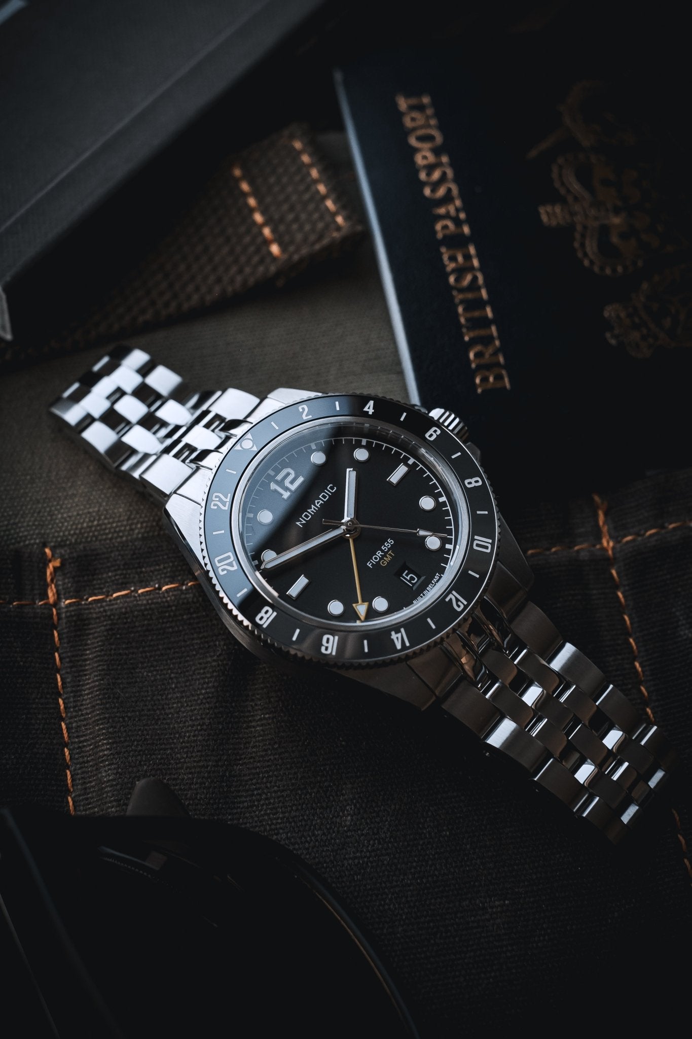 Fíor 555 - GMT Watch (41mm) - Pitch Black and Grey