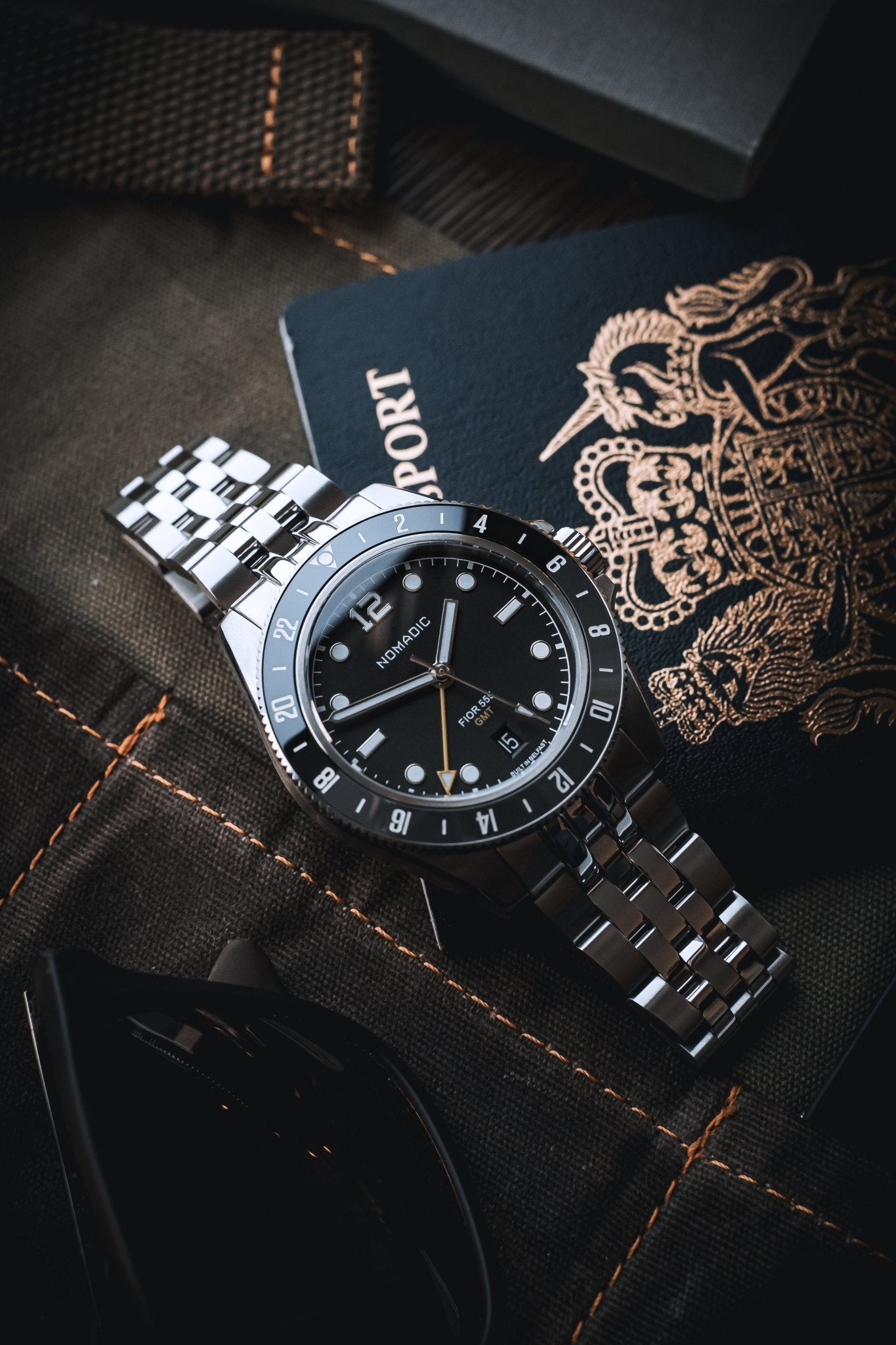 Fíor 555 - GMT Watch (41mm) - Pitch Black and Grey