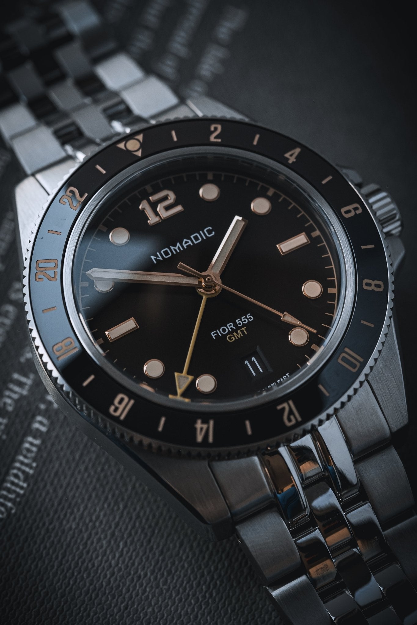 Fíor 555 - GMT Watch (41mm) - Crimson Dawn